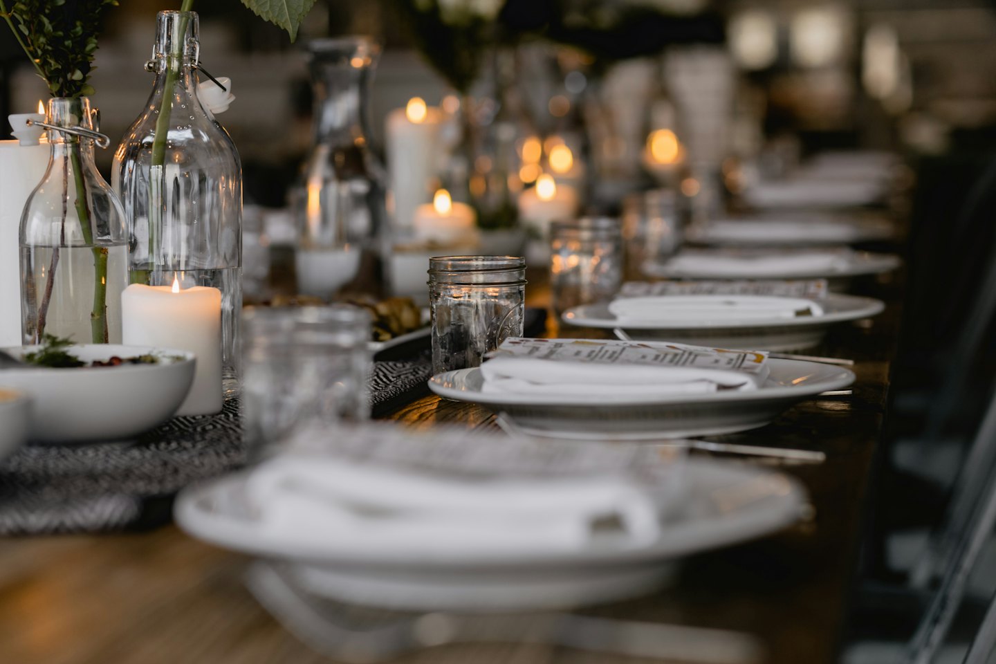 Einladend gedeckter Tisch für ein gemütliches Abendessen.