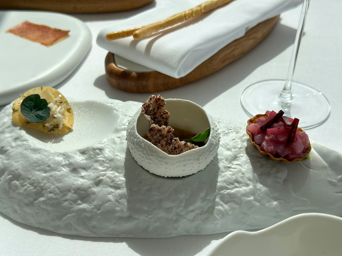 Gourmet-Vorspeisen auf einer weißen Keramikplatte.